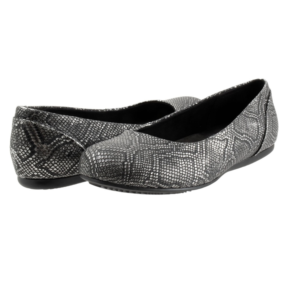 Softwalk Sonoma metallic snake. 9.5 WW or EE. Excellent lightly used Extra wide